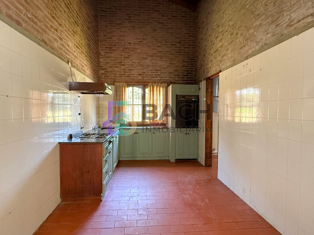 Casa a la venta en Pinamar, a metros de golf. Con 4 dormitorios, gas natural y garaje 