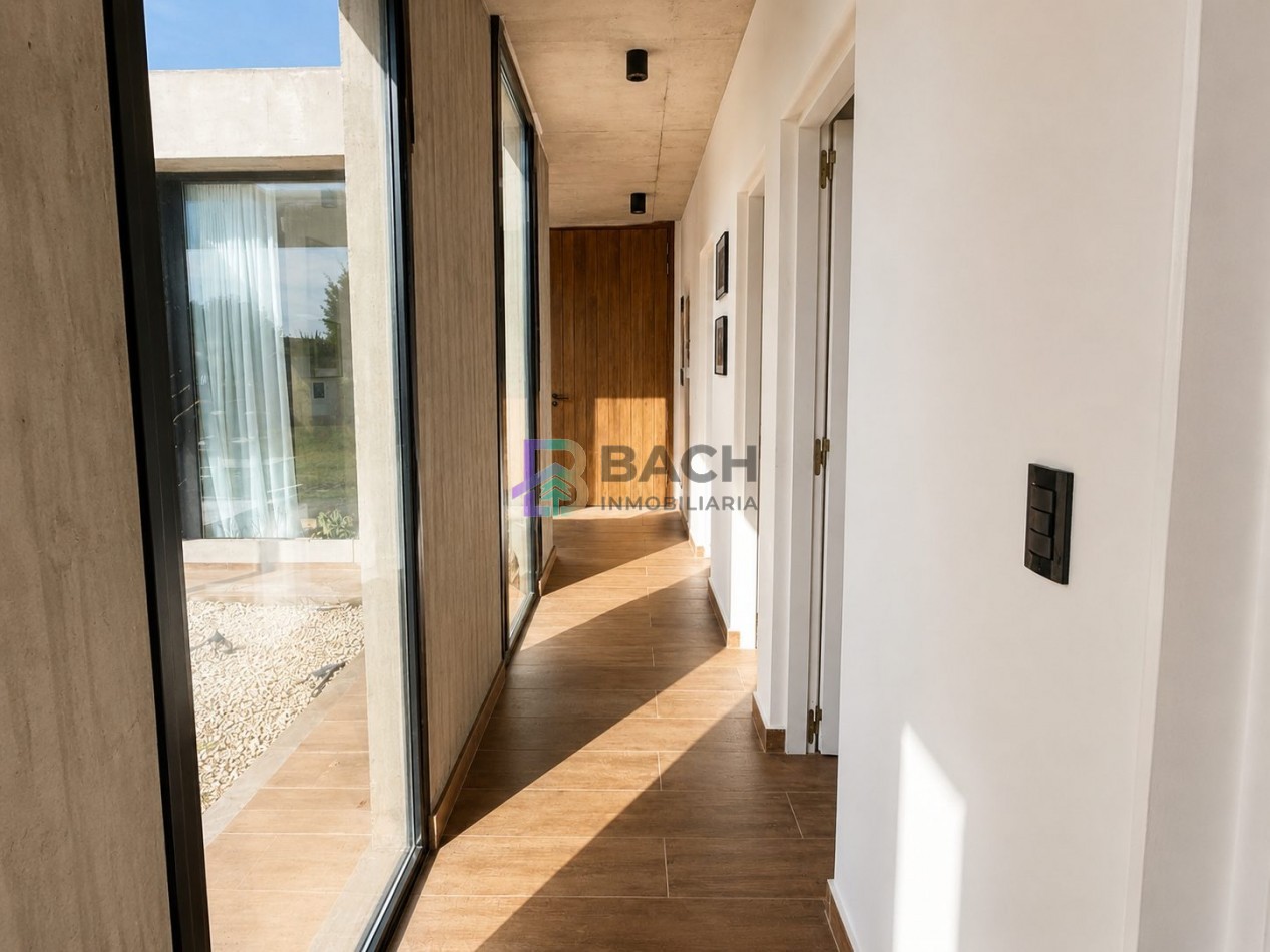 Moderna casa en venta en Pinamar con tres dormitorios, gas natural y piscina
