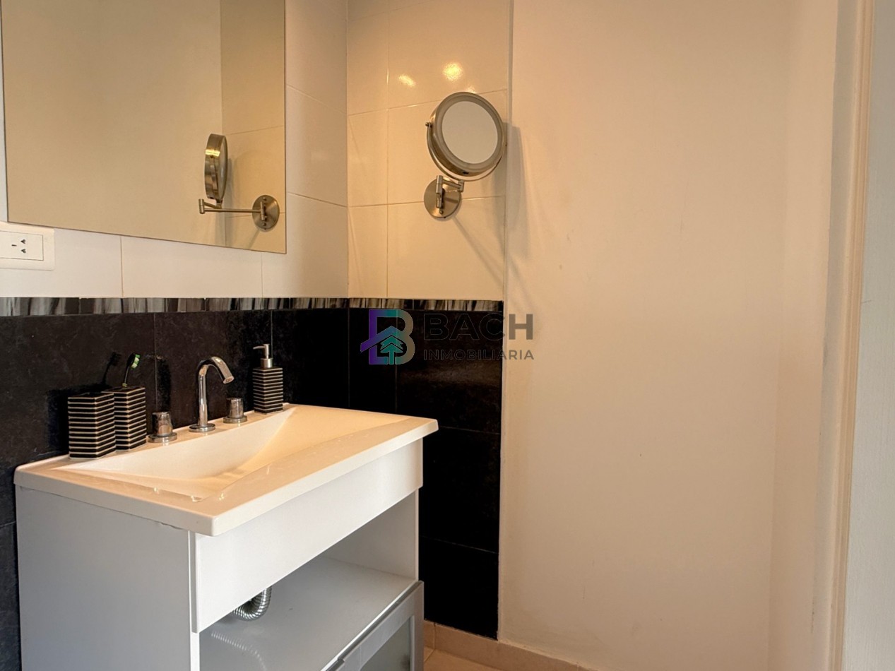 Departamento semipiso a la venta en Pinamar centro, luminoso, moderno con gas natural, cochera y baulera