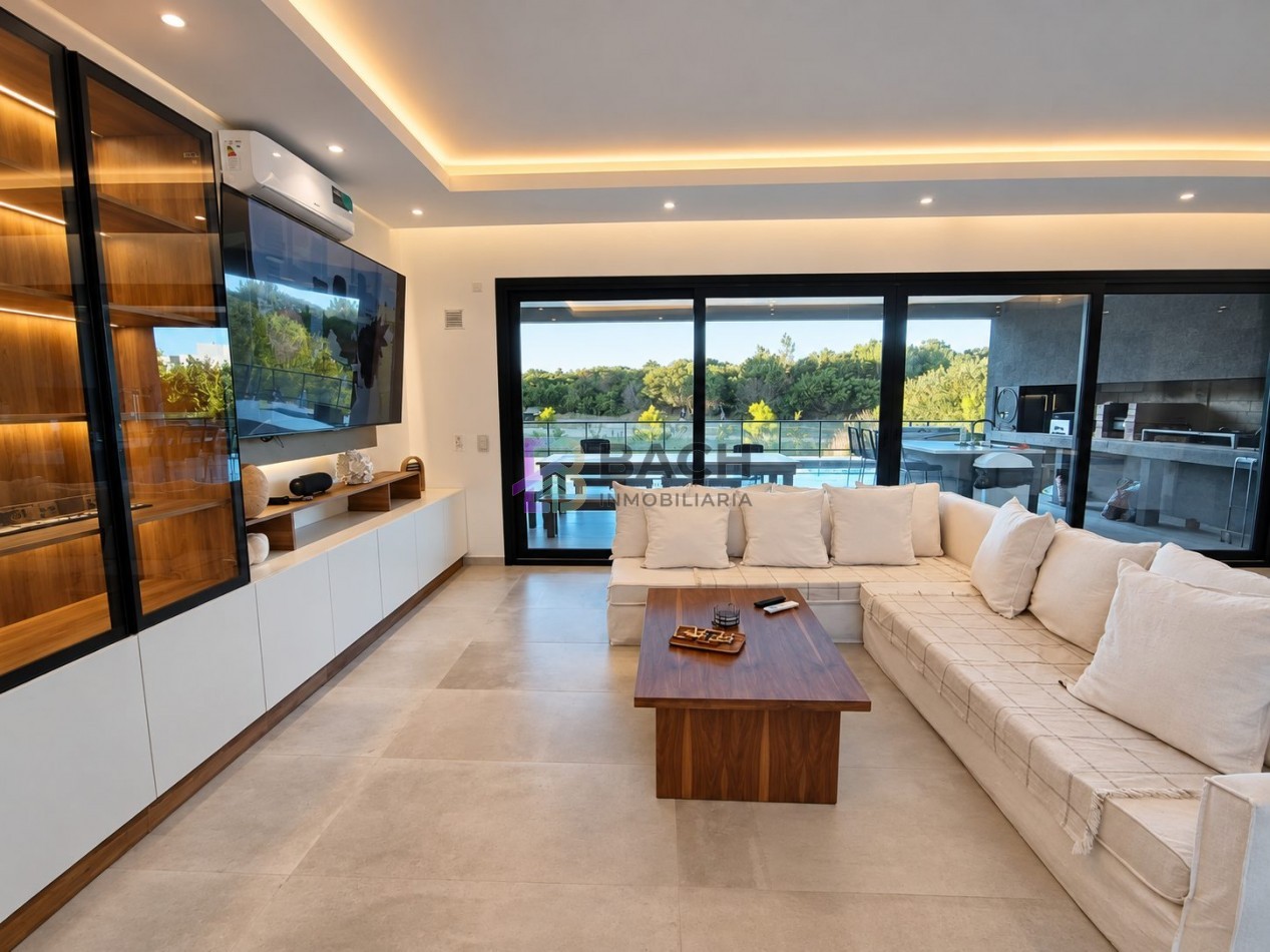 Moderna Casa en venta Costa esmeralda Golf2, con 4 dormitorios, psicina climatizada, hormigon visto