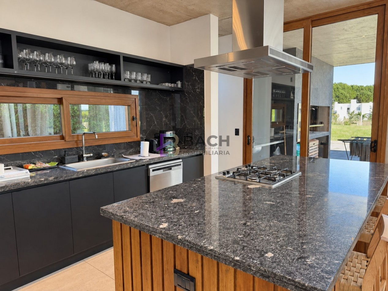 Casa en venta importante, gran calidad constructiva, hormigon visto, gas natural y piscina en Costa Esmeralda Maritimo III