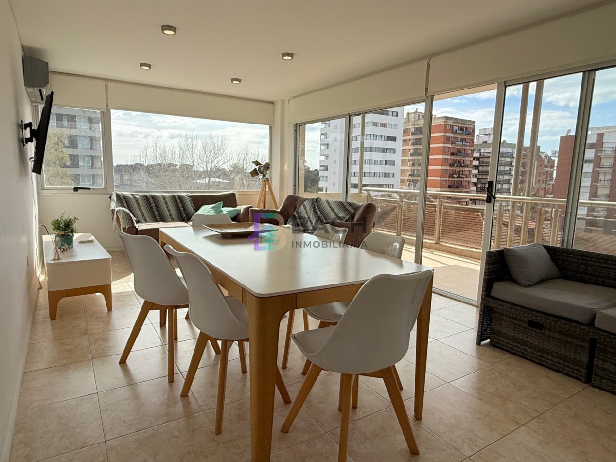 Departamento semipiso a la venta en Pinamar centro, luminoso, moderno con gas natural, cochera y baulera
