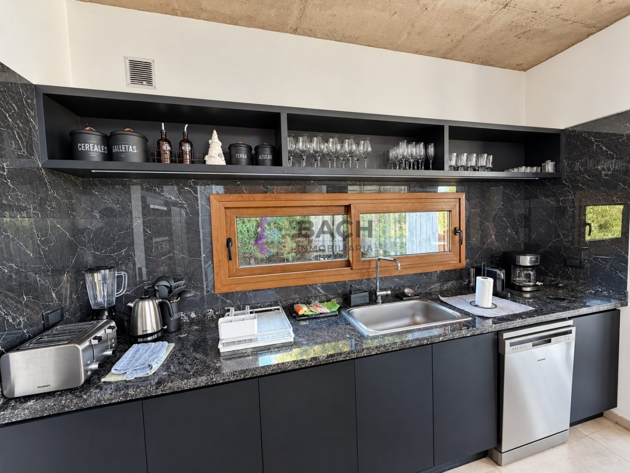 Casa en venta importante, gran calidad constructiva, hormigon visto, gas natural y piscina en Costa Esmeralda Maritimo III