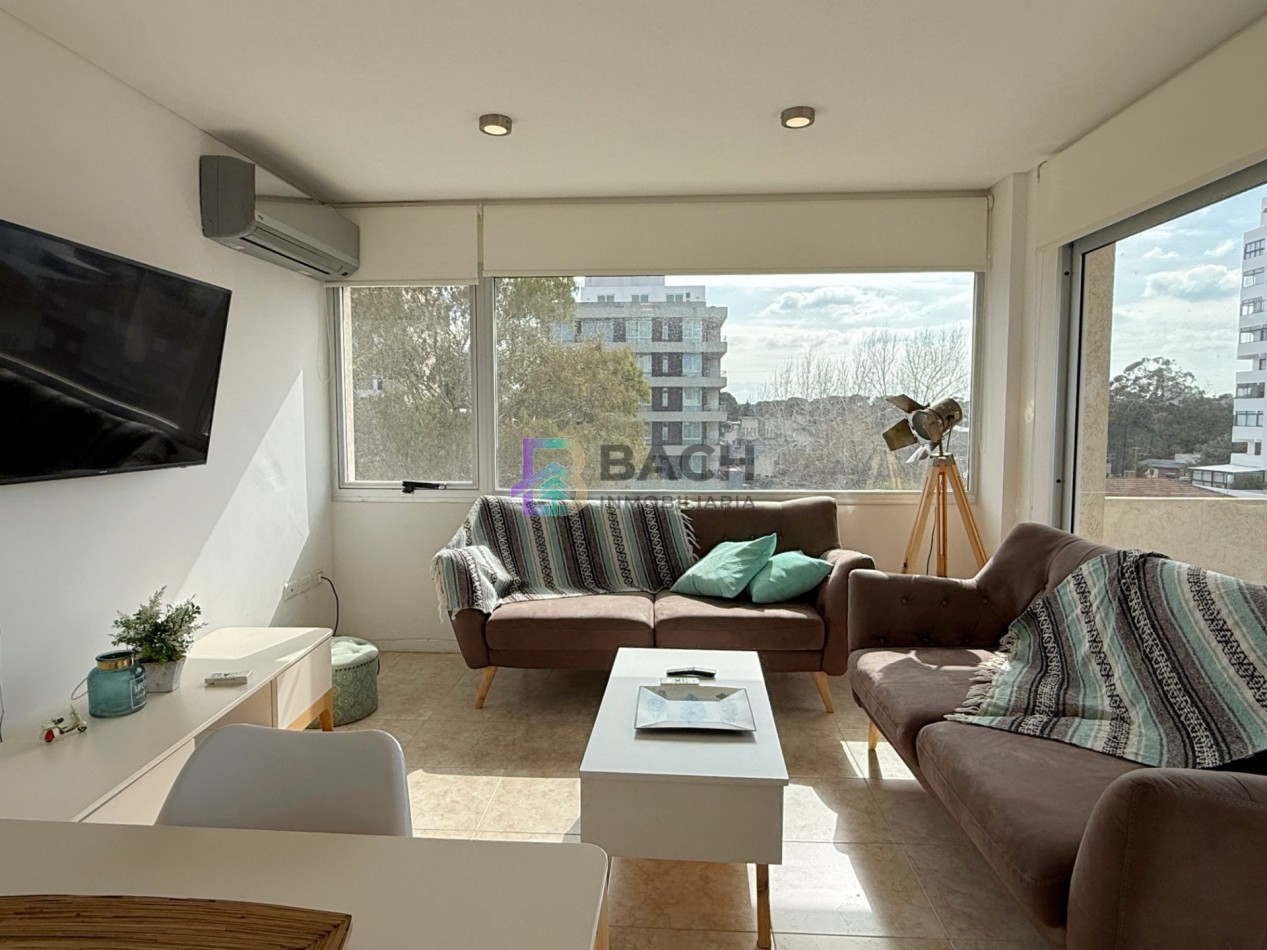 Departamento semipiso a la venta en Pinamar centro, luminoso, moderno con gas natural, cochera y baulera