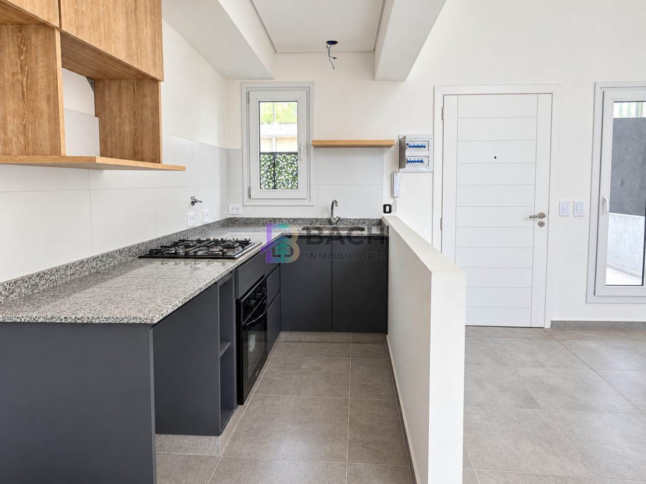 Moderno Departamento tipo duplex en venta con patio privado, gas natural, cochera | financiacion y permuta