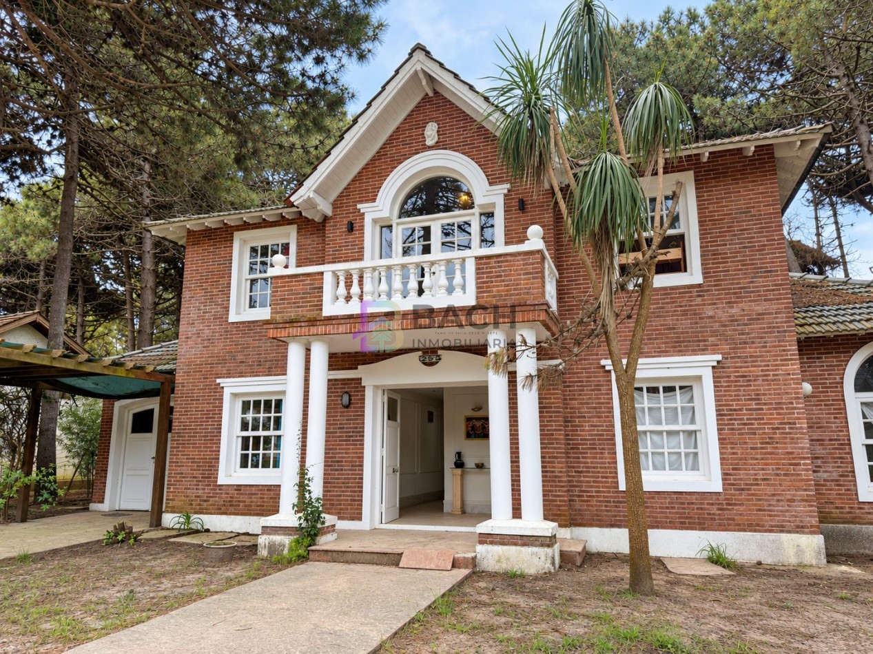 Importante casa a la venta Oportunidad en Pinamar norte, con gas natural a metros de la playa