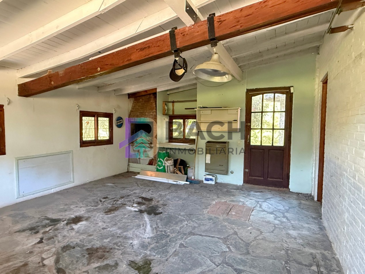 Casa a la venta en Pinamar, a metros de golf. Con 4 dormitorios, gas natural y garaje 