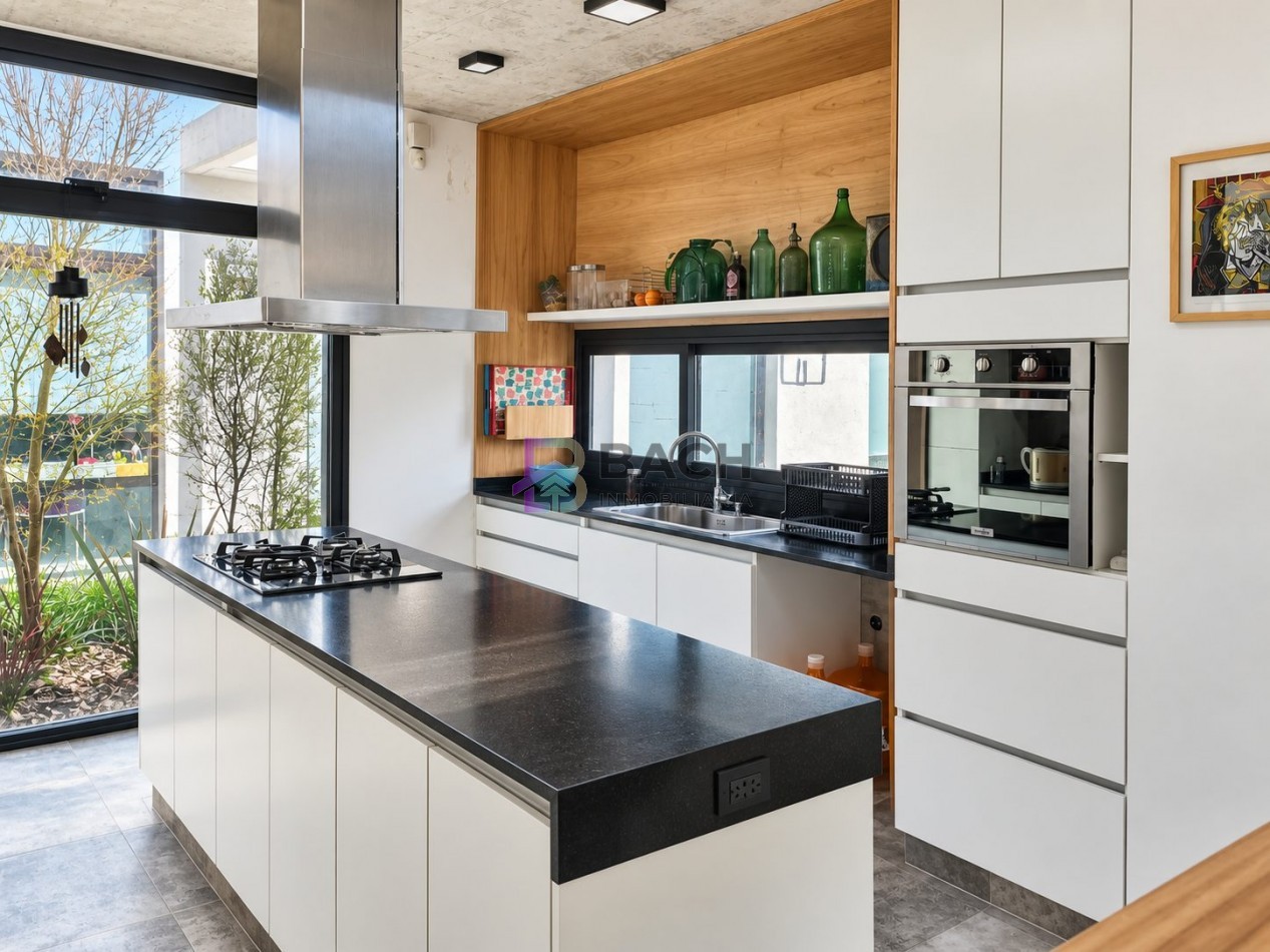 Casa moderna y luminosa en alquiler de verano, Pinamar, para 6 personas, garaje, quincho, parrilla