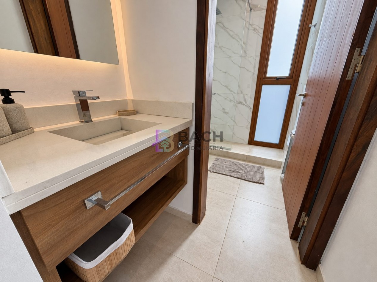 Casa en venta importante, gran calidad constructiva, hormigon visto, gas natural y piscina en Costa Esmeralda Maritimo III