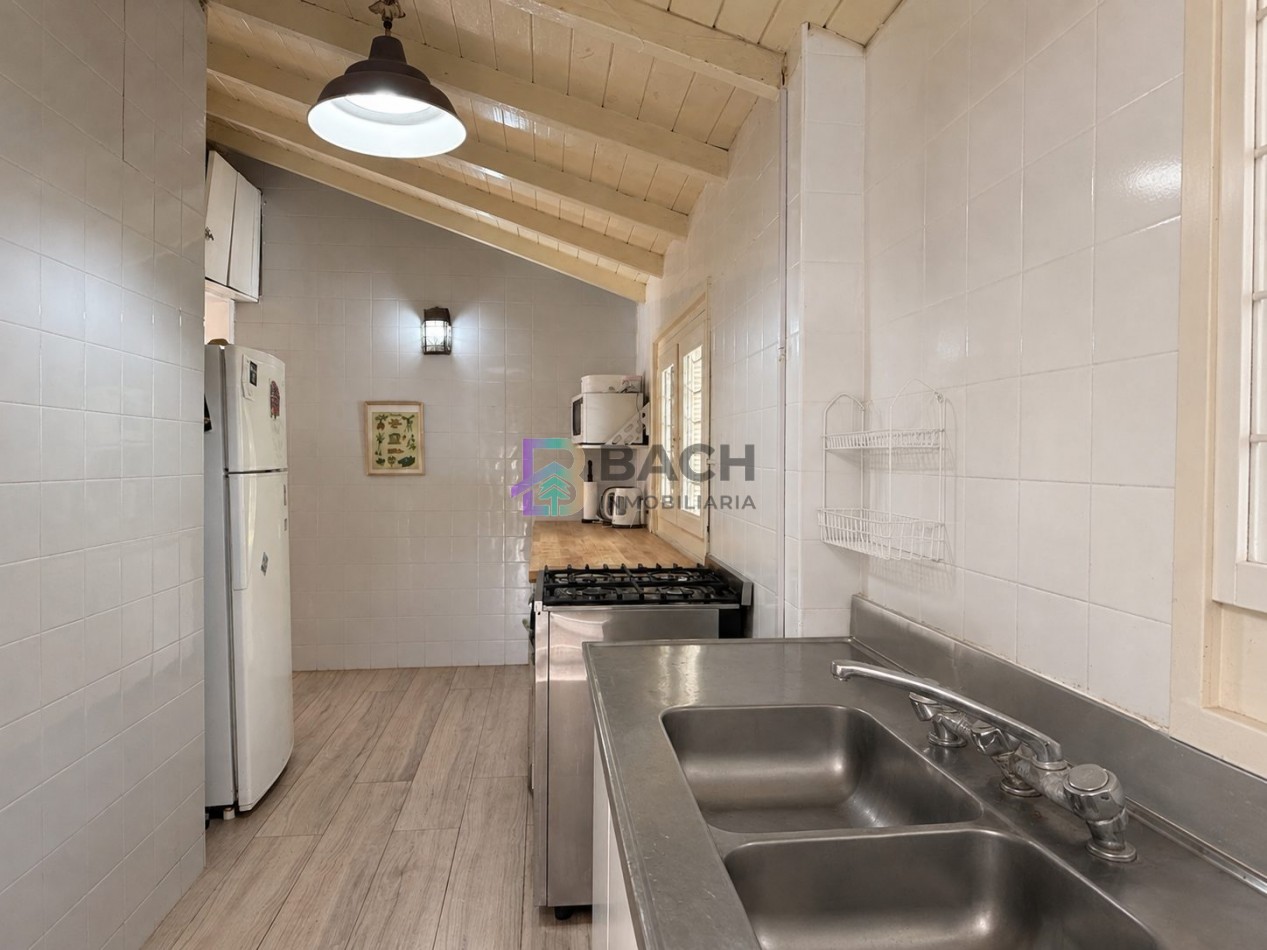 Casa en venta, Pinamar zona iglesia, 4 dormitorios, gran parque y muy cerca de la playa, gas natural
