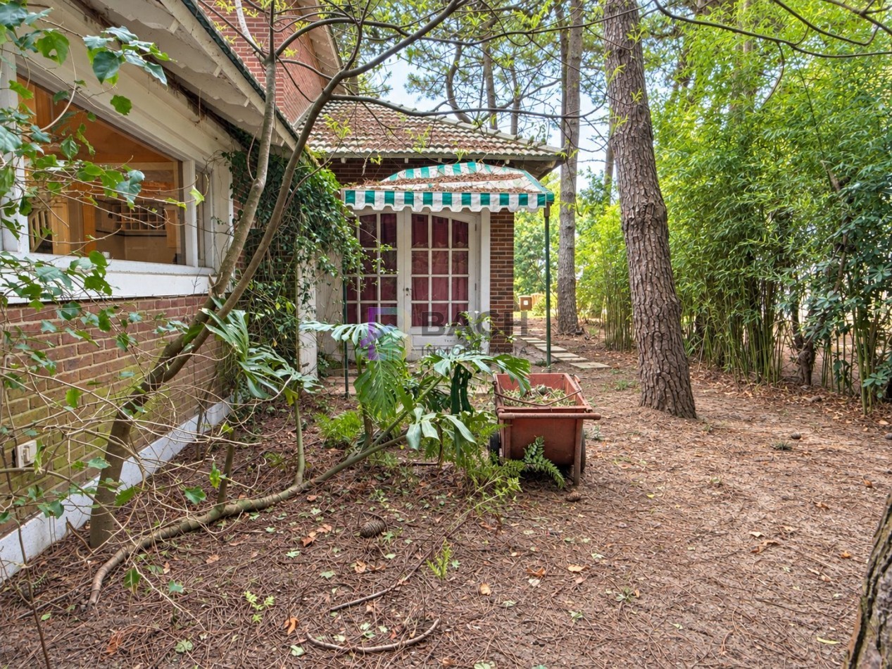 Importante casa a la venta Oportunidad en Pinamar norte, con gas natural a metros de la playa