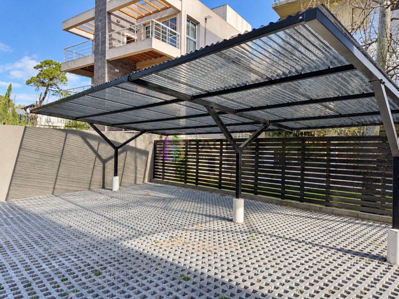 Moderno y luminoso departamento 2 ambientes a la venta en Pinamar, con gas natural, cochera
