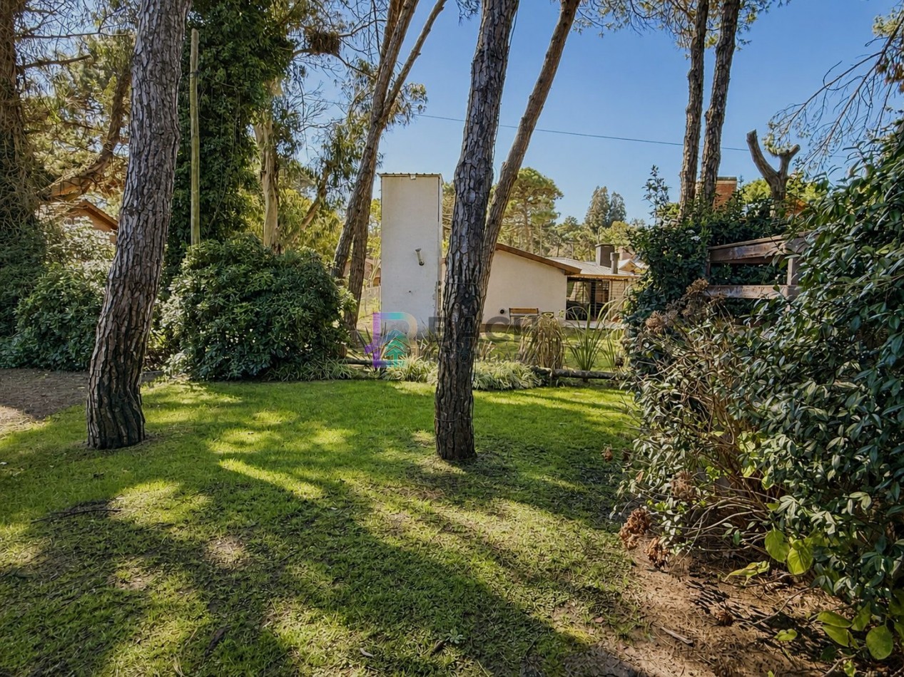 Casa en venta Pinamar, con cuatro dormitorios, ladrillo visto, tradicional, en zona lasalle