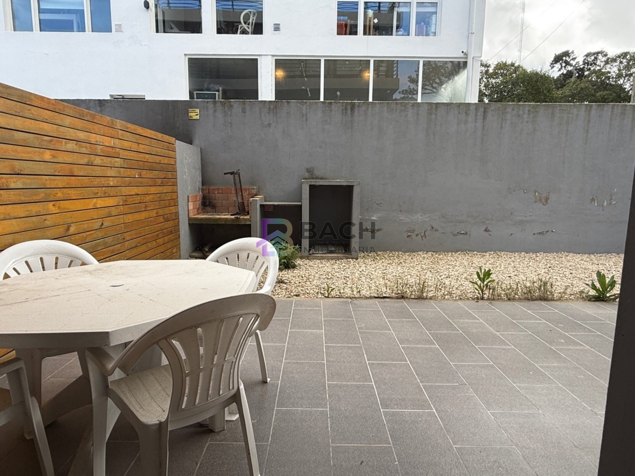 Departamento en Alquiler de verano en Pinamar para 5 personas, con patio con parrilla y cochera cubierta 