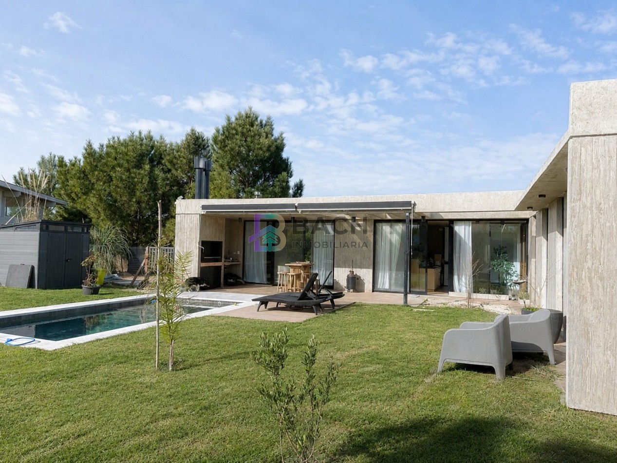 Moderna casa en venta en Pinamar con tres dormitorios, gas natural y piscina