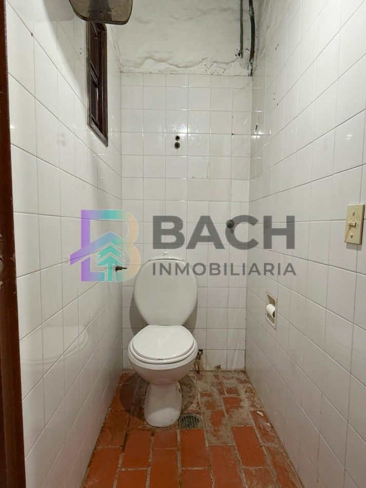 Casa a la venta en Pinamar, a metros de golf. Con 4 dormitorios, gas natural y garaje 