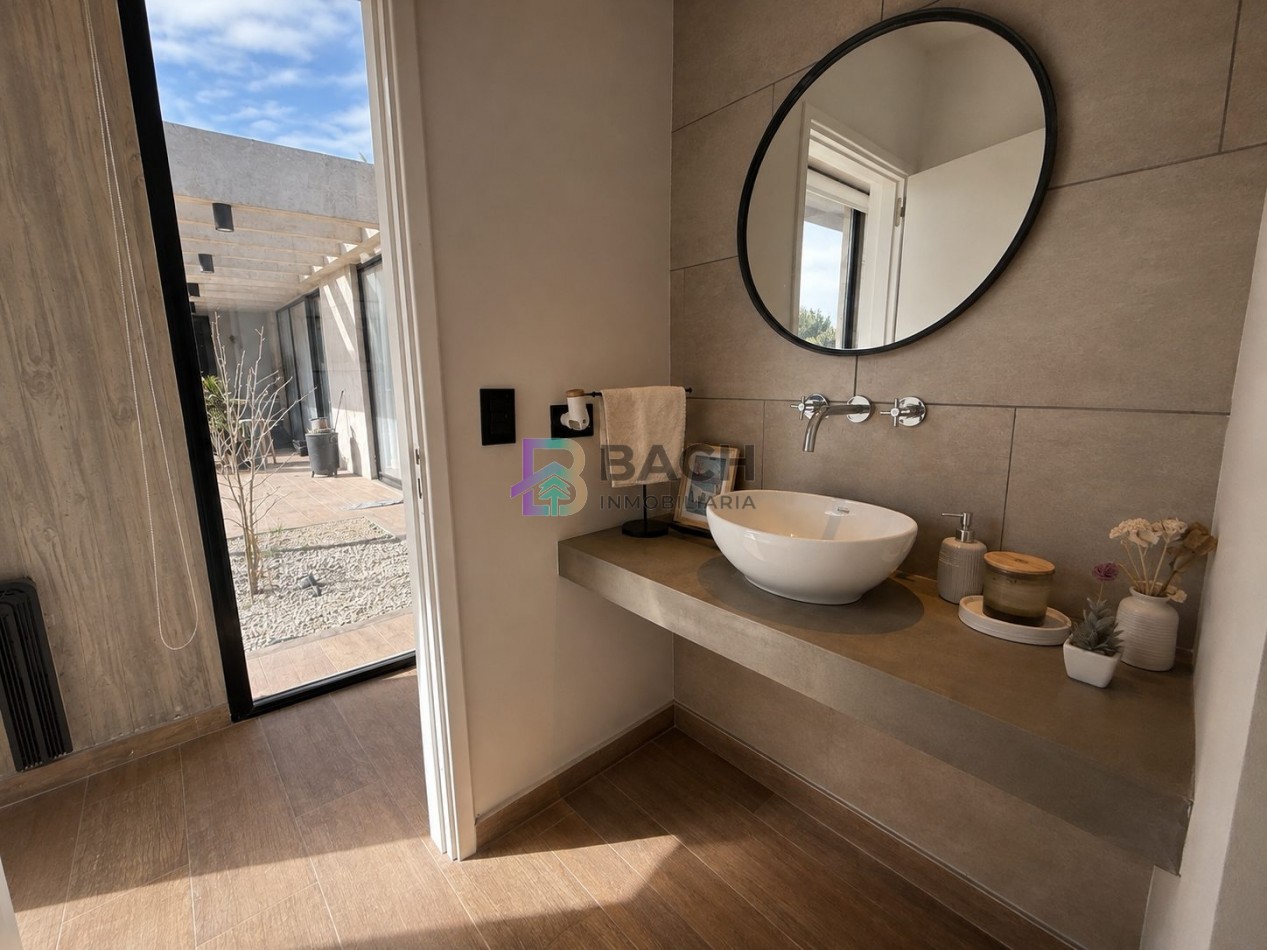 Moderna casa en venta en Pinamar con tres dormitorios, gas natural y piscina
