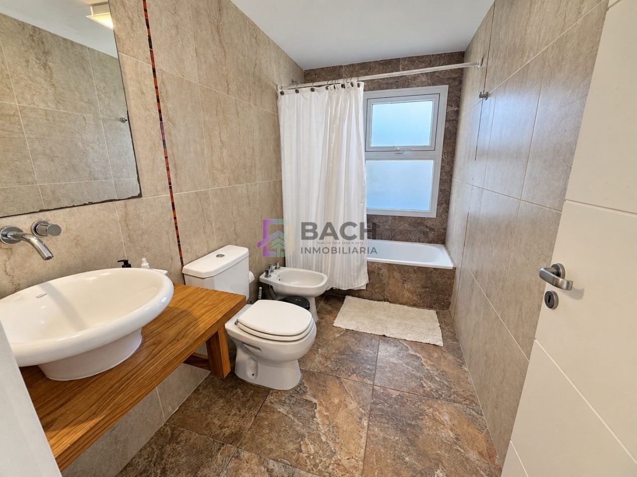Casa a la venta en Costa esmeralda, muy luminosa con 3 dormitorios y gas natural