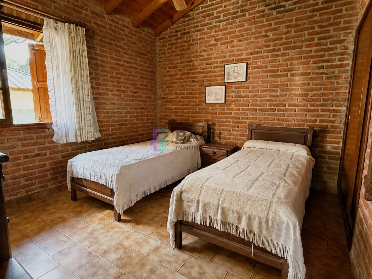 Casa en venta Pinamar, con cuatro dormitorios, ladrillo visto, tradicional, en zona lasalle