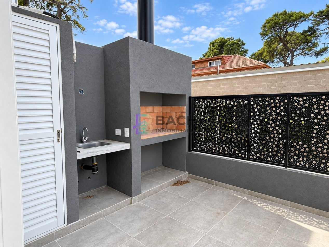 Moderno Departamento tipo duplex en venta con patio privado, gas natural, cochera | financiacion y permuta