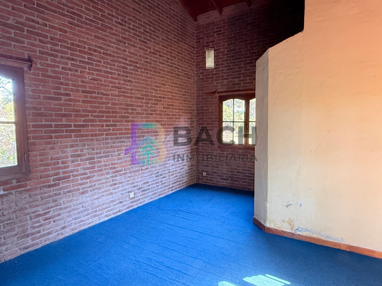 Casa a la venta en Pinamar, a metros de golf. Con 4 dormitorios, gas natural y garaje 