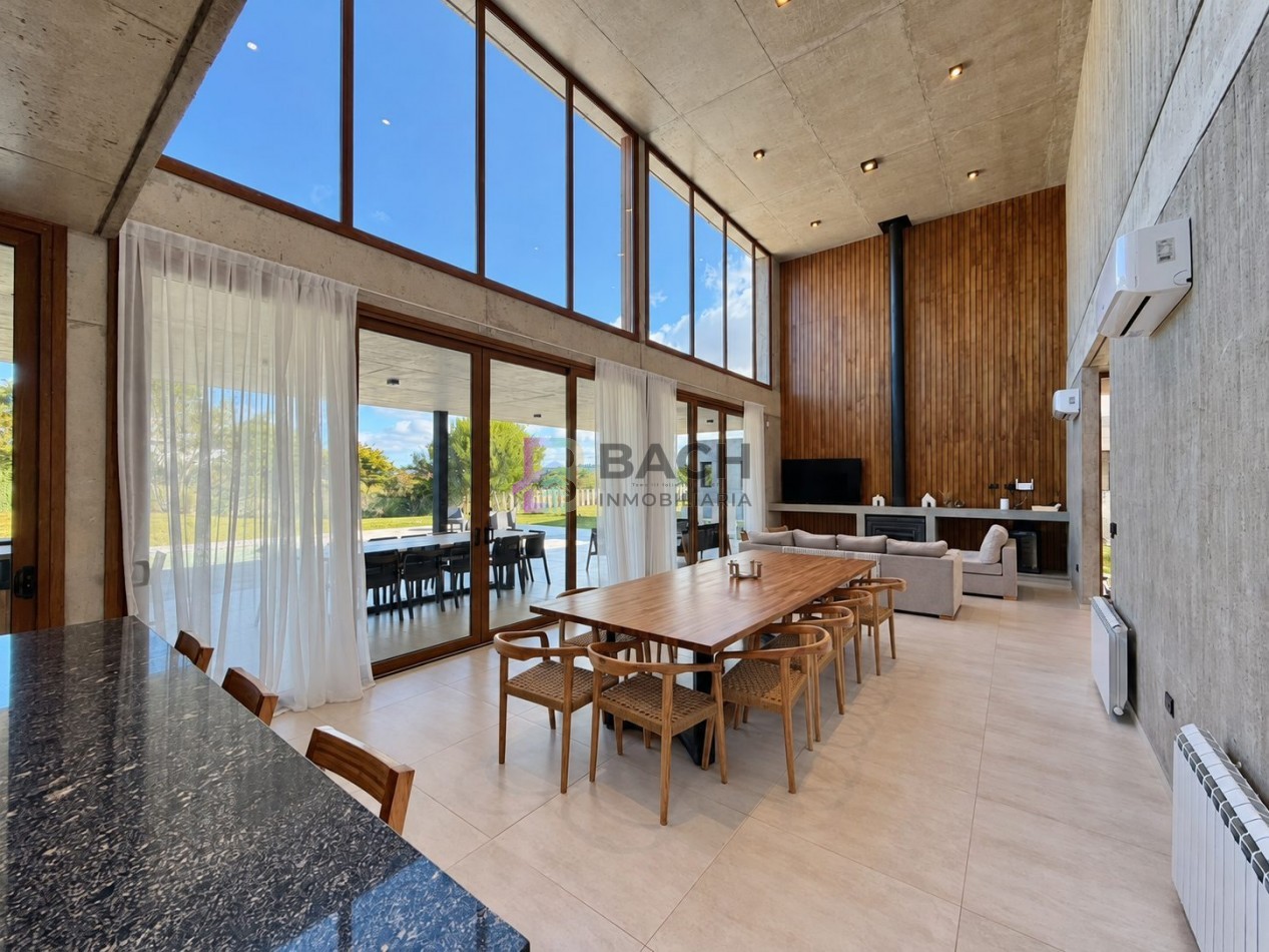 Casa en venta importante, gran calidad constructiva, hormigon visto, gas natural y piscina en Costa Esmeralda Maritimo III