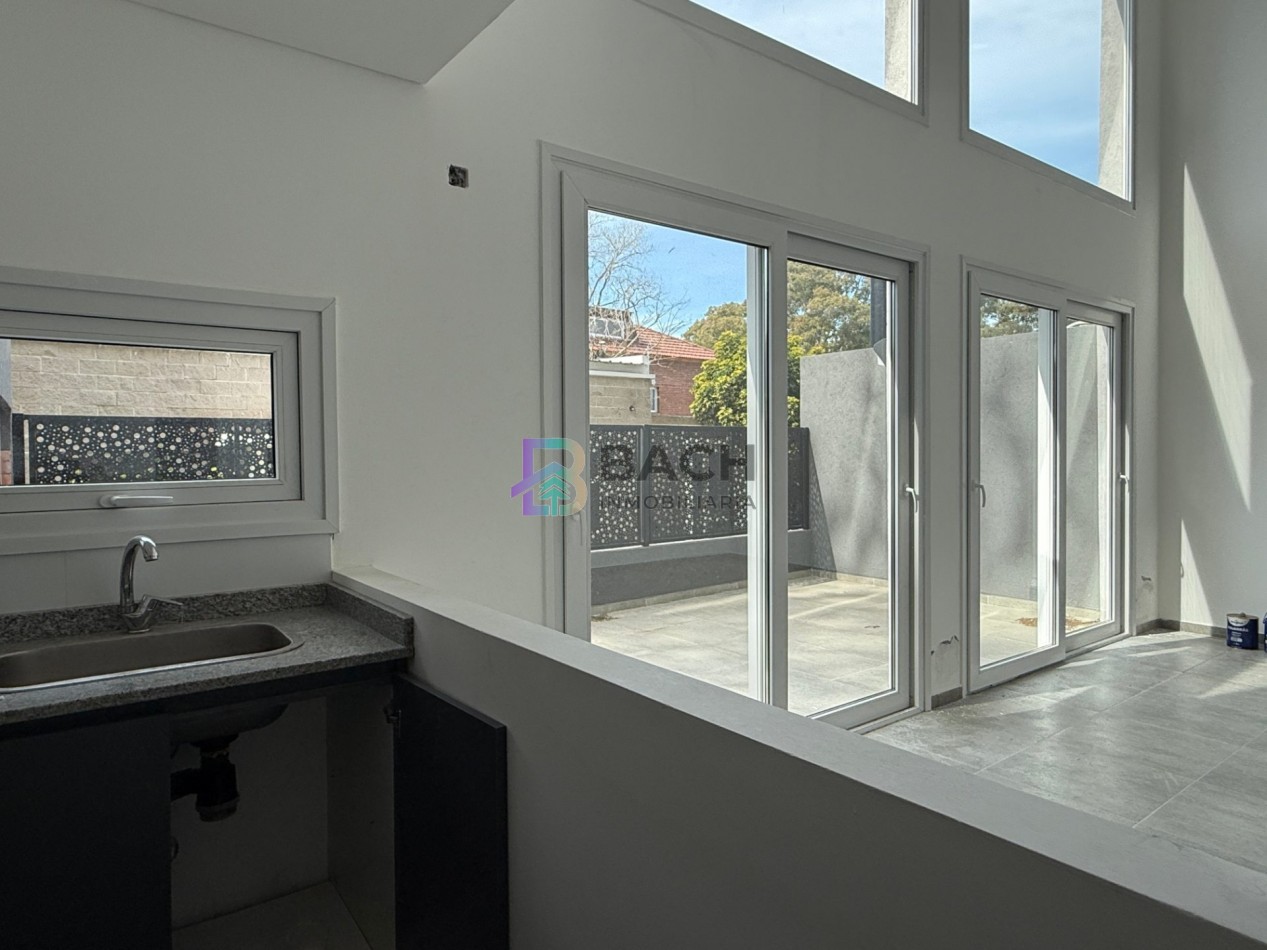 Moderno Departamento tipo duplex en venta con patio privado, gas natural, cochera | financiacion y permuta
