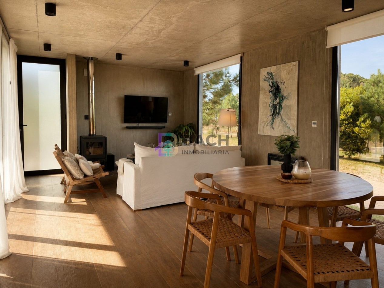 Moderna casa en venta en Pinamar con tres dormitorios, gas natural y piscina