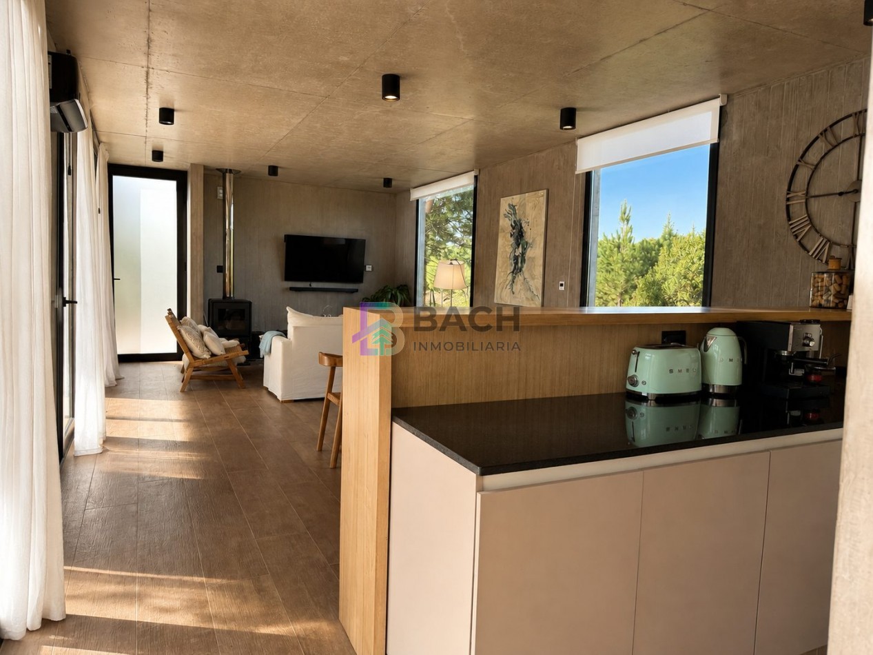 Moderna casa en venta en Pinamar con tres dormitorios, gas natural y piscina