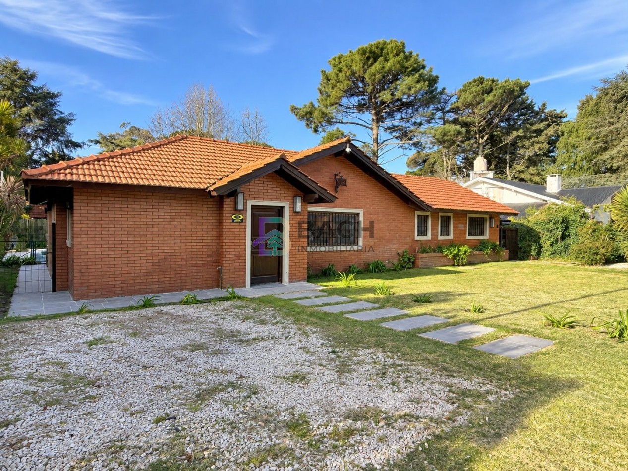 Casa en alquiler de verano en Pinamar, zona centro para 5 personas con Piscina 