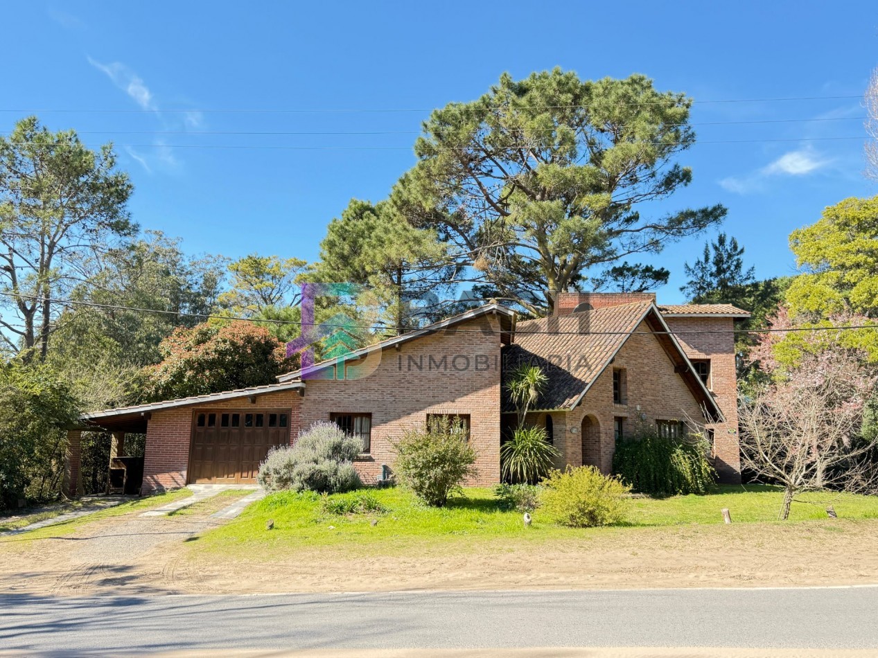 Casa a la venta en Pinamar, a metros de golf. Con 4 dormitorios, gas natural y garaje 