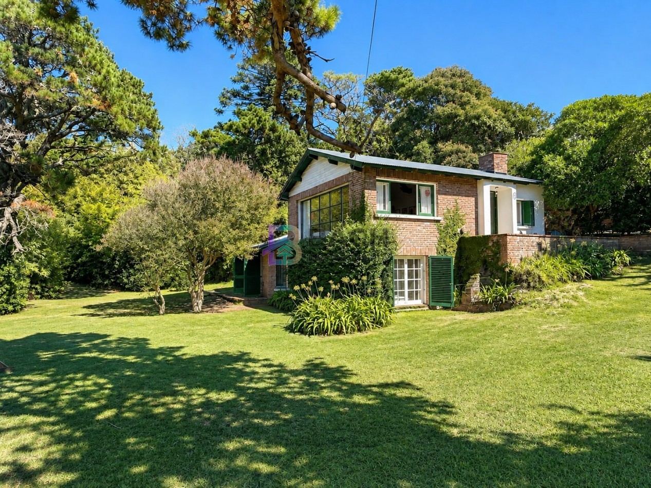 Casa en venta, Pinamar zona iglesia, 4 dormitorios, gran parque y muy cerca de la playa, gas natural