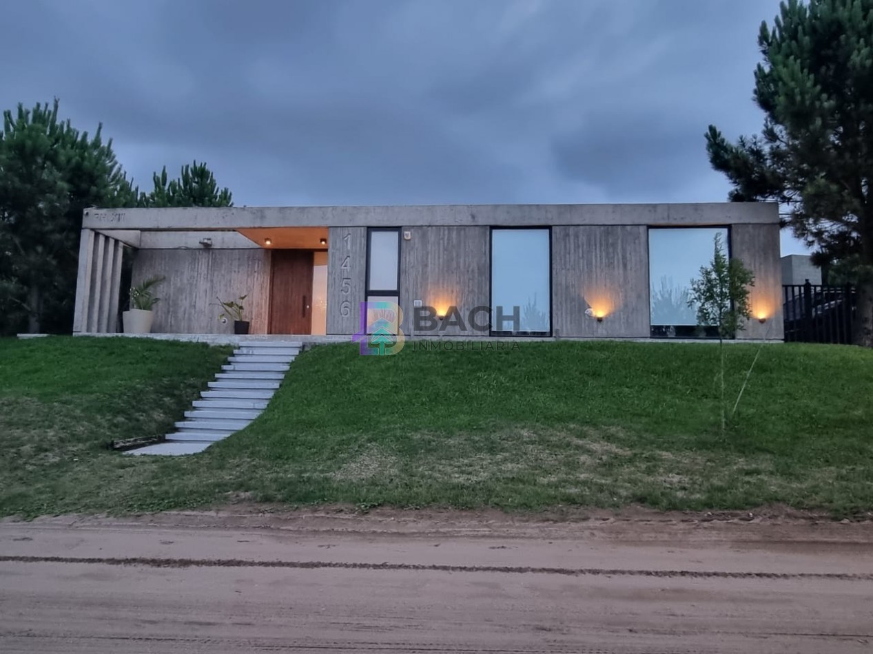 Moderna casa en venta en Pinamar con tres dormitorios, gas natural y piscina