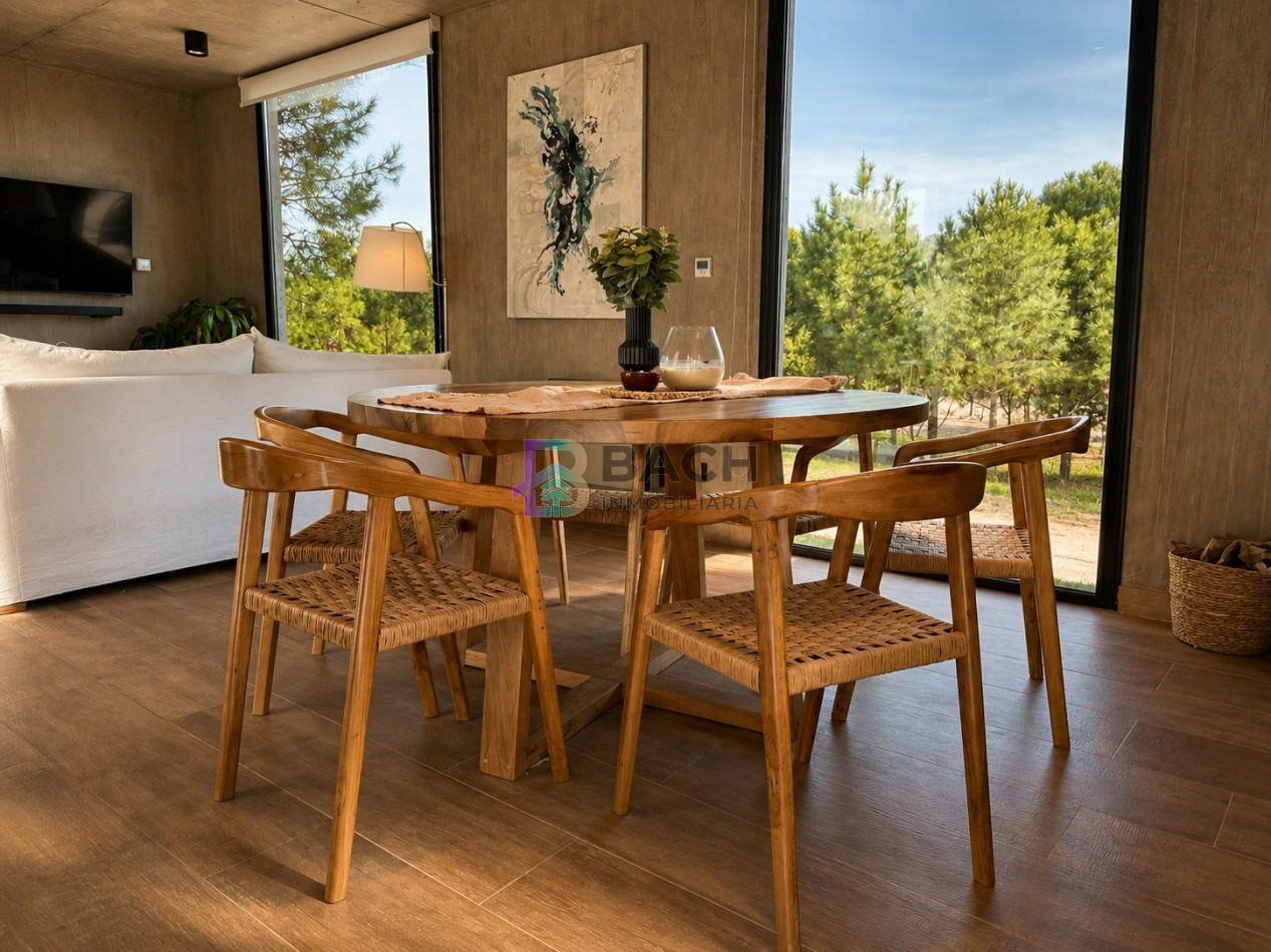 Moderna casa en venta en Pinamar con tres dormitorios, gas natural y piscina
