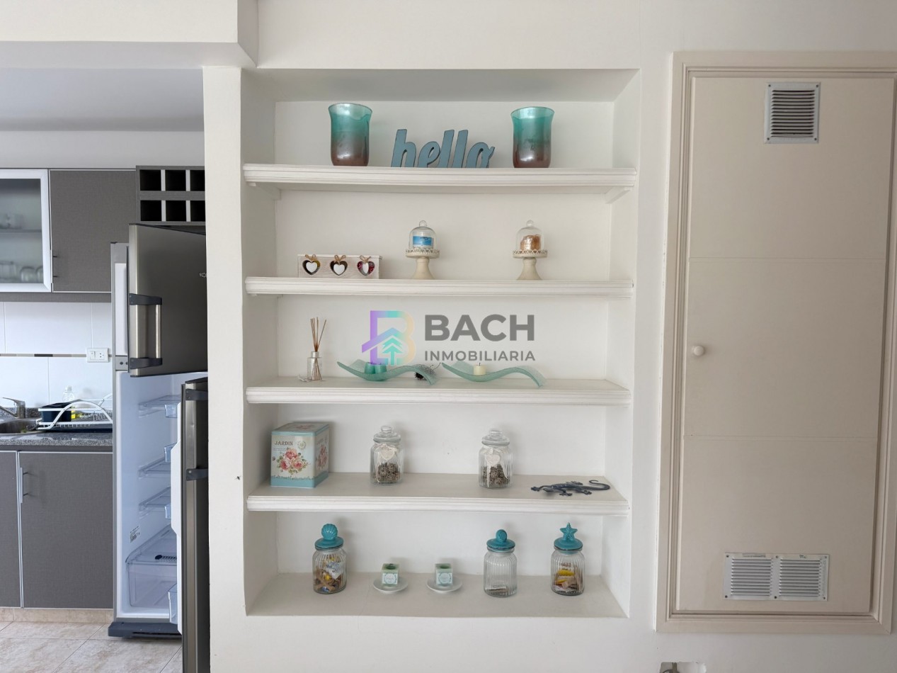 Departamento semipiso a la venta en Pinamar centro, luminoso, moderno con gas natural, cochera y baulera