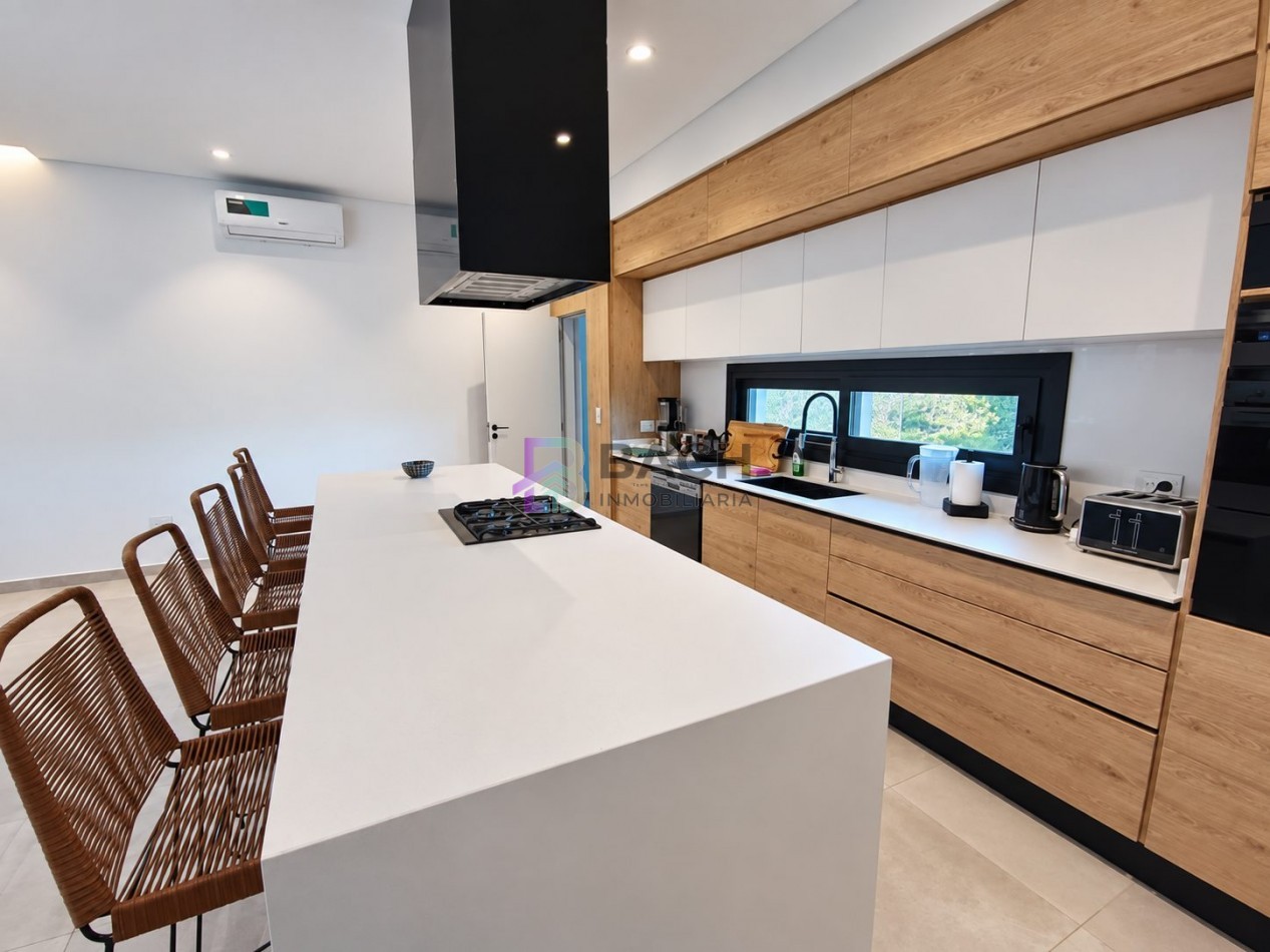 Moderna Casa en venta Costa esmeralda Golf2, con 4 dormitorios, psicina climatizada, hormigon visto
