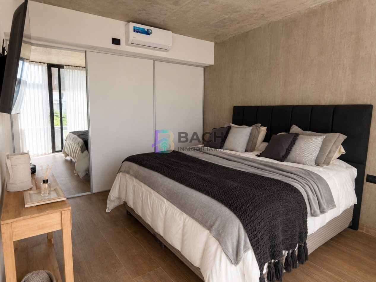 Moderna casa en venta en Pinamar con tres dormitorios, gas natural y piscina