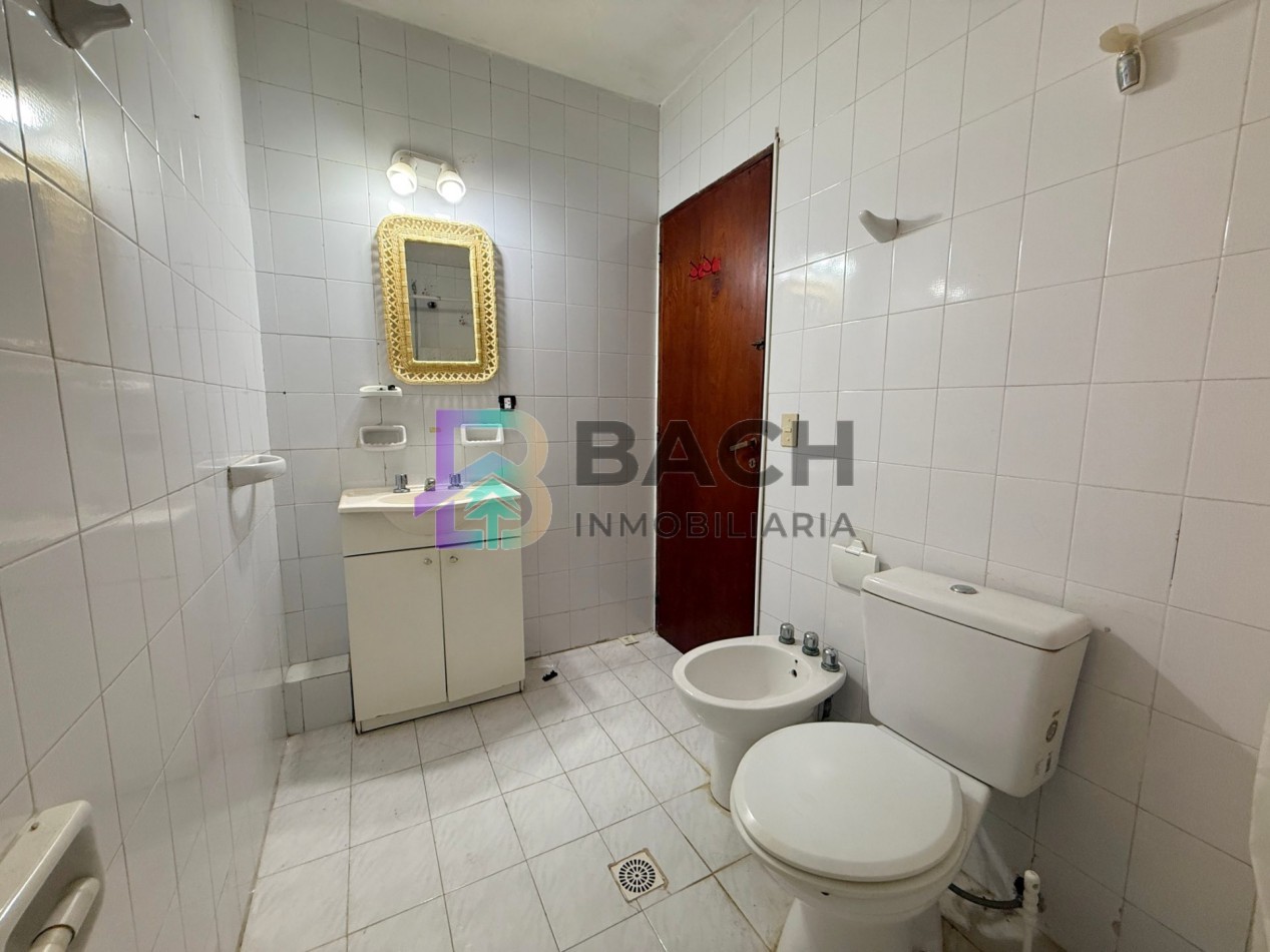 Casa a la venta en Pinamar, a metros de golf. Con 4 dormitorios, gas natural y garaje 
