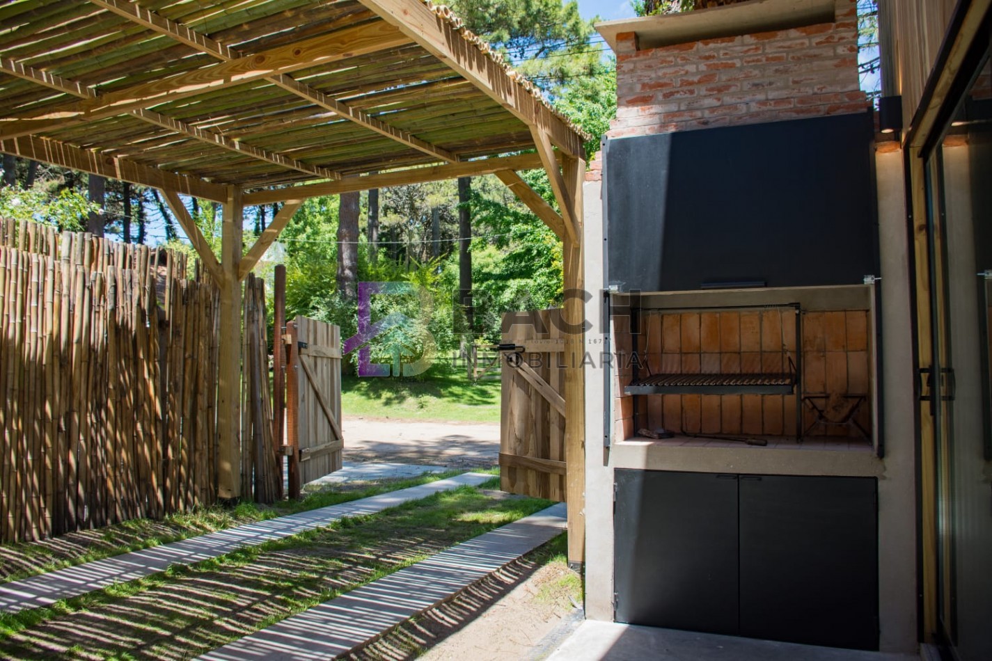 Casa en alquiler semanal para 6 personas en pinamar norte, con pisicina climatizada 