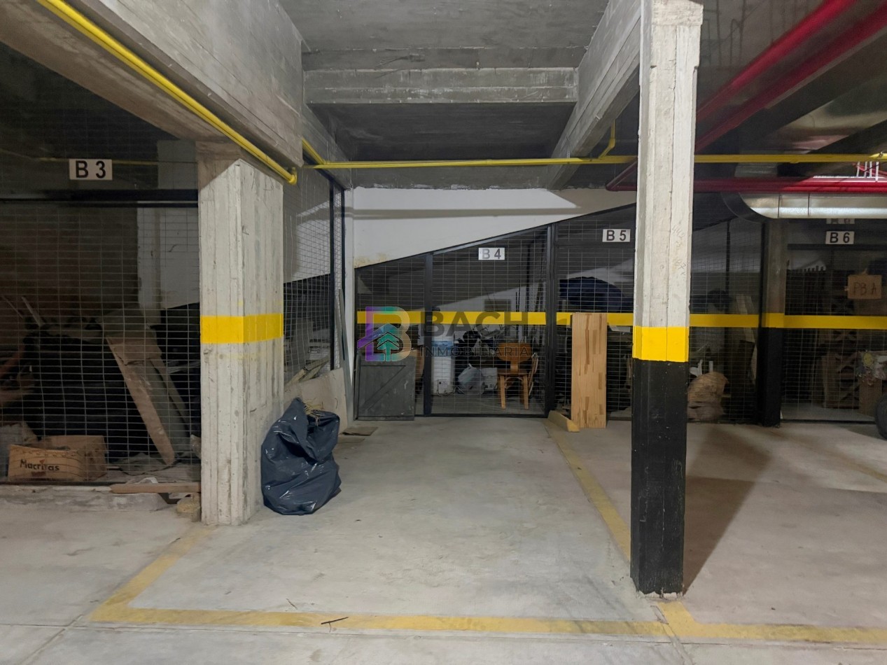 Departamento semipiso a la venta en Pinamar centro, luminoso, moderno con gas natural, cochera y baulera