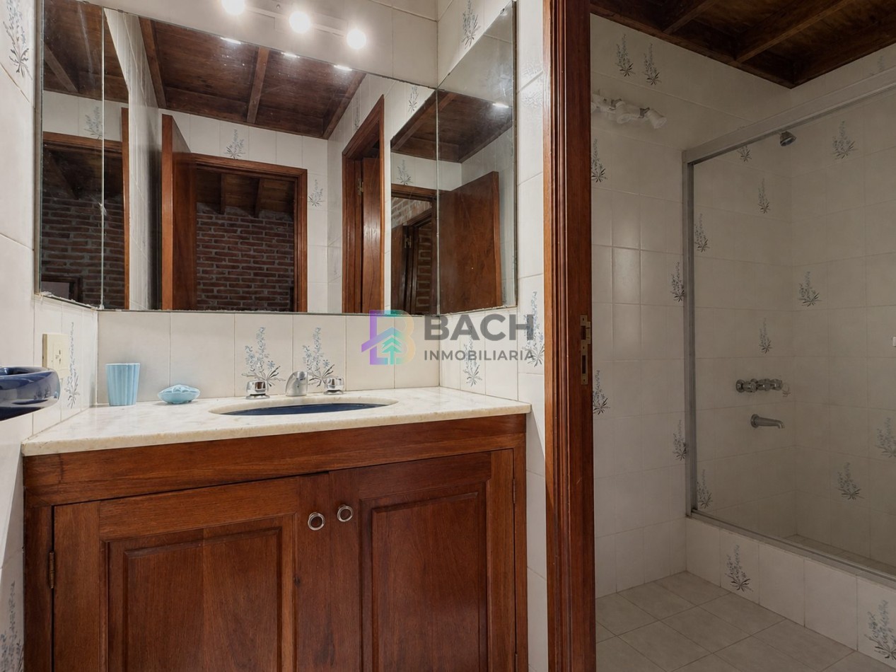 Casa en venta Pinamar, con cuatro dormitorios, ladrillo visto, tradicional, en zona lasalle