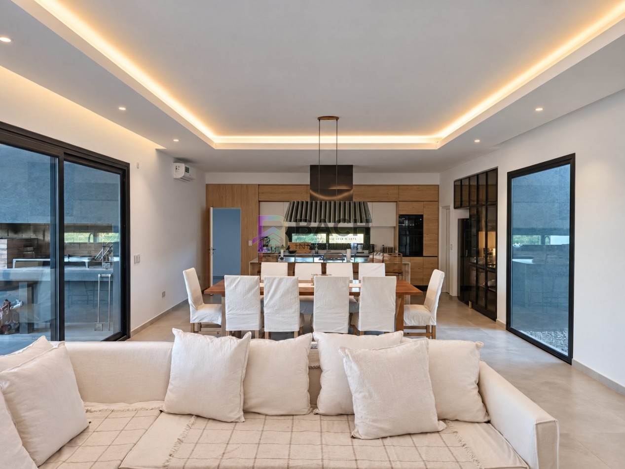 Moderna Casa en venta Costa esmeralda Golf2, con 4 dormitorios, psicina climatizada, hormigon visto