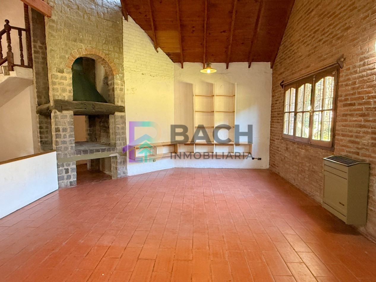 Casa a la venta en Pinamar, a metros de golf. Con 4 dormitorios, gas natural y garaje 