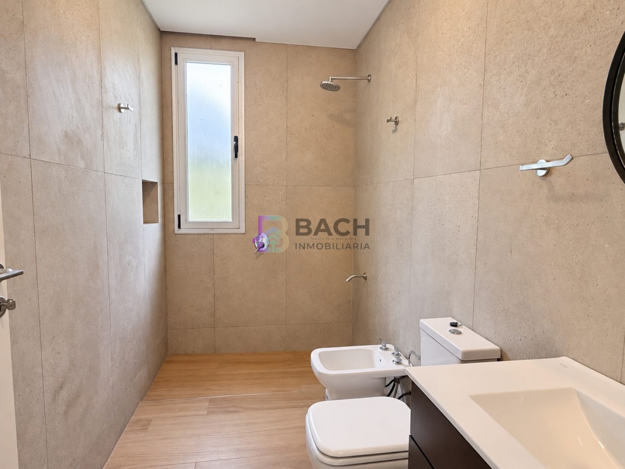 Departamento 3 ambientes a la venta en Pinamar, moderno con gas natural y cochera 