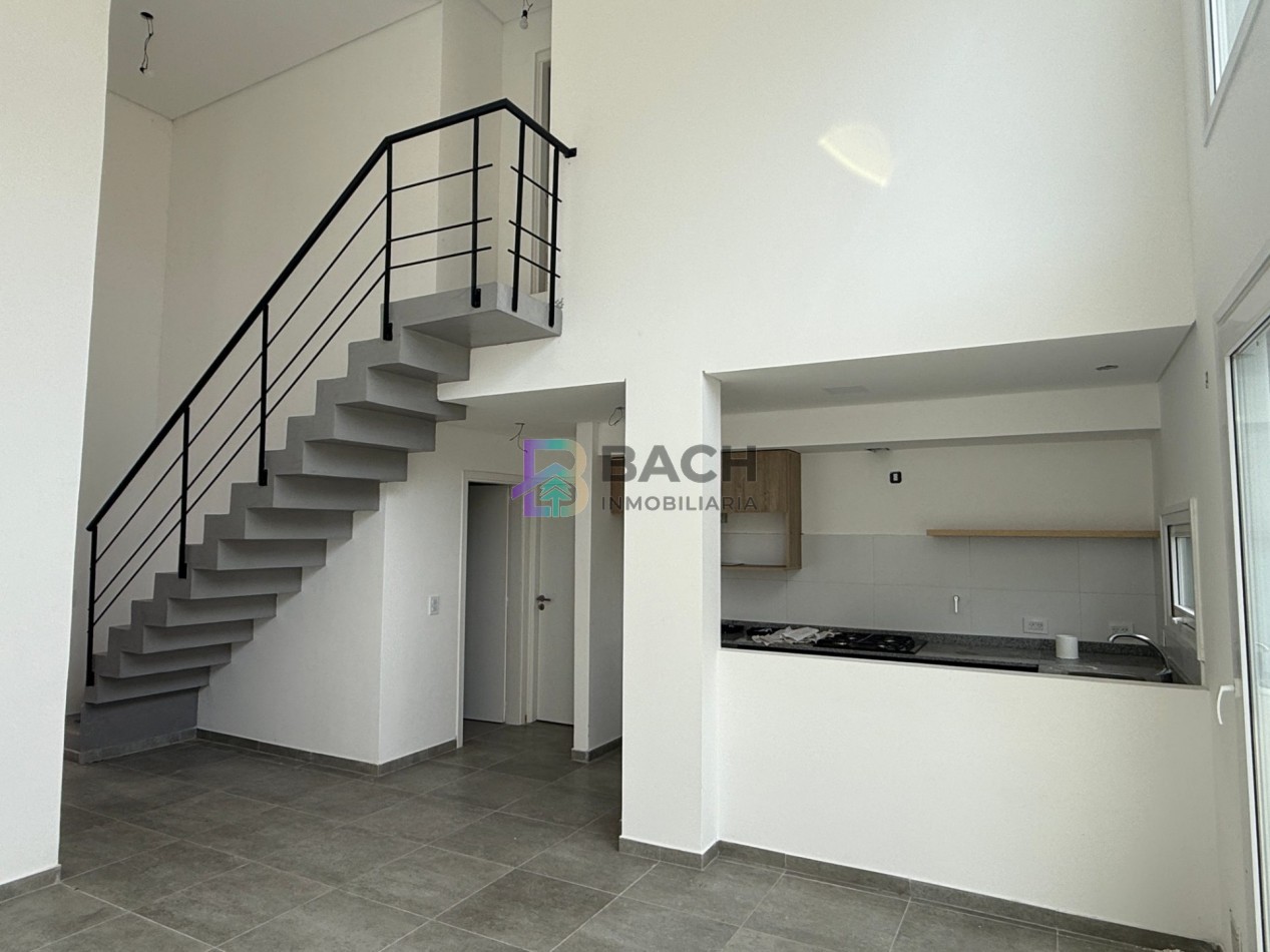 Moderno Departamento tipo duplex en venta con patio privado, gas natural, cochera | financiacion y permuta