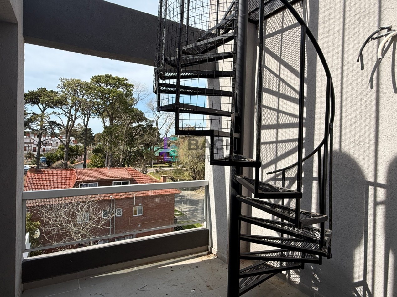 Venta departamento de 2 ambientes en Pinamar, con terraza, gas natural, losa radiante y cochera