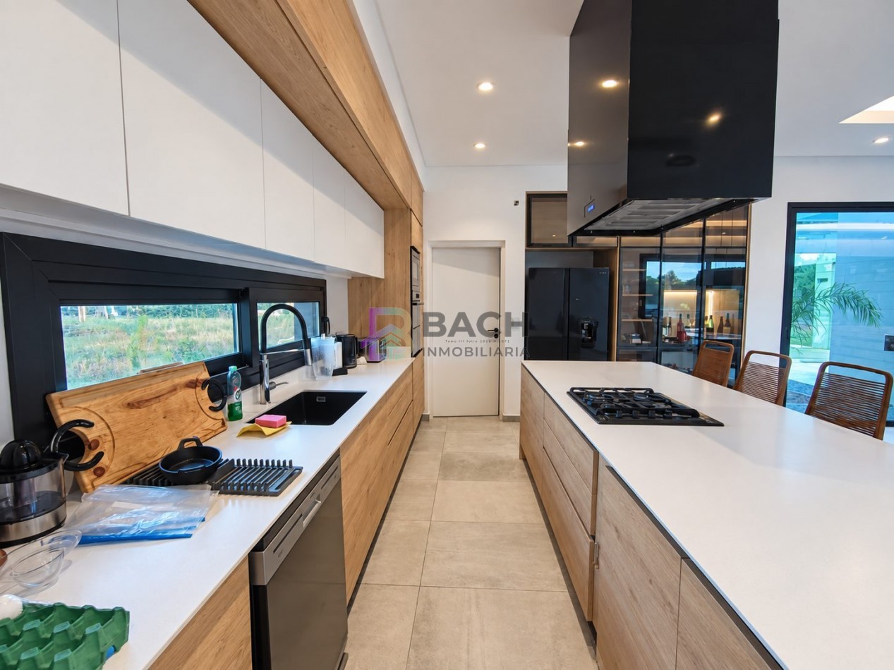 Moderna Casa en venta Costa esmeralda Golf2, con 4 dormitorios, psicina climatizada, hormigon visto