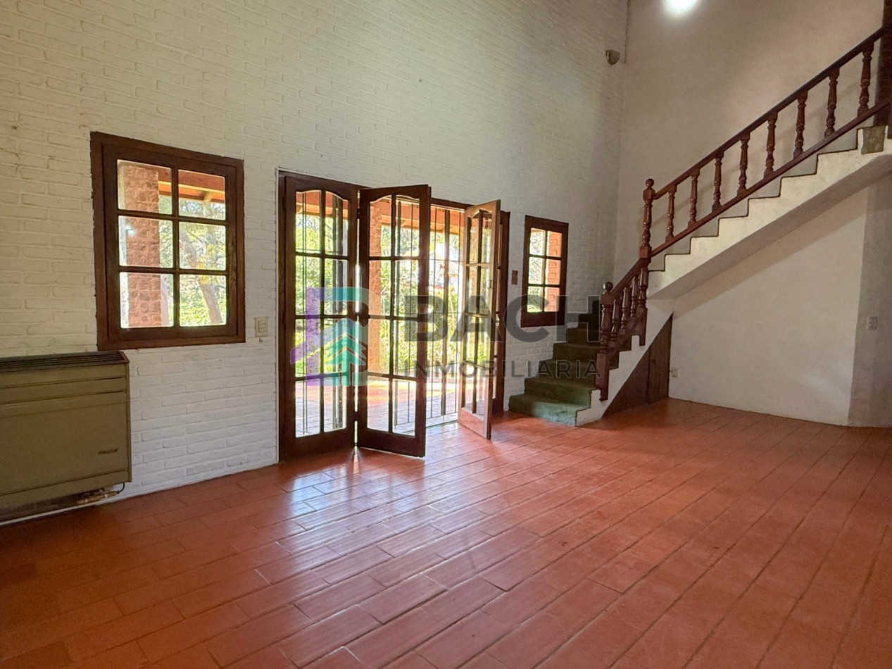 Casa a la venta en Pinamar, a metros de golf. Con 4 dormitorios, gas natural y garaje 