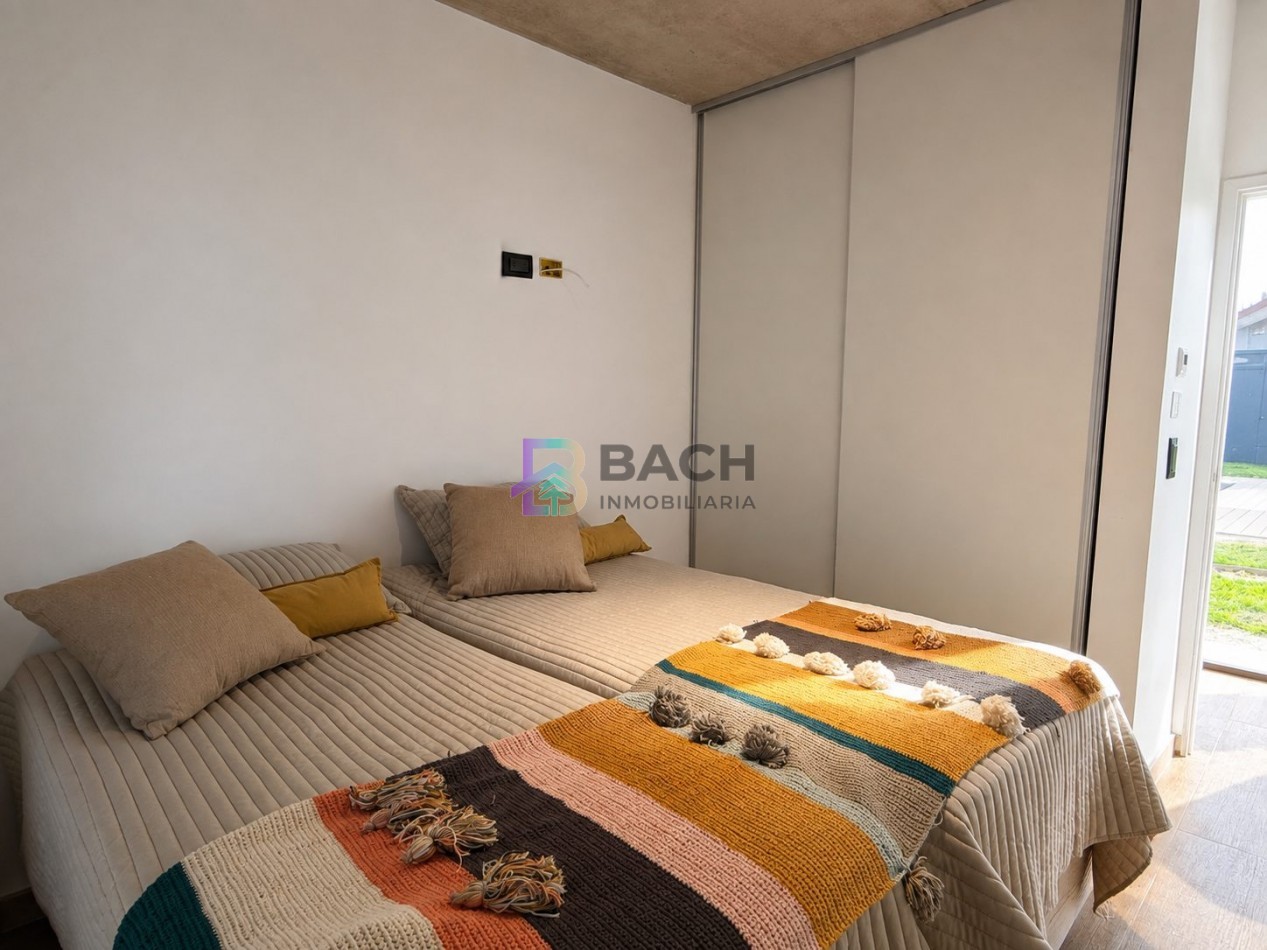 Moderna casa en venta en Pinamar con tres dormitorios, gas natural y piscina