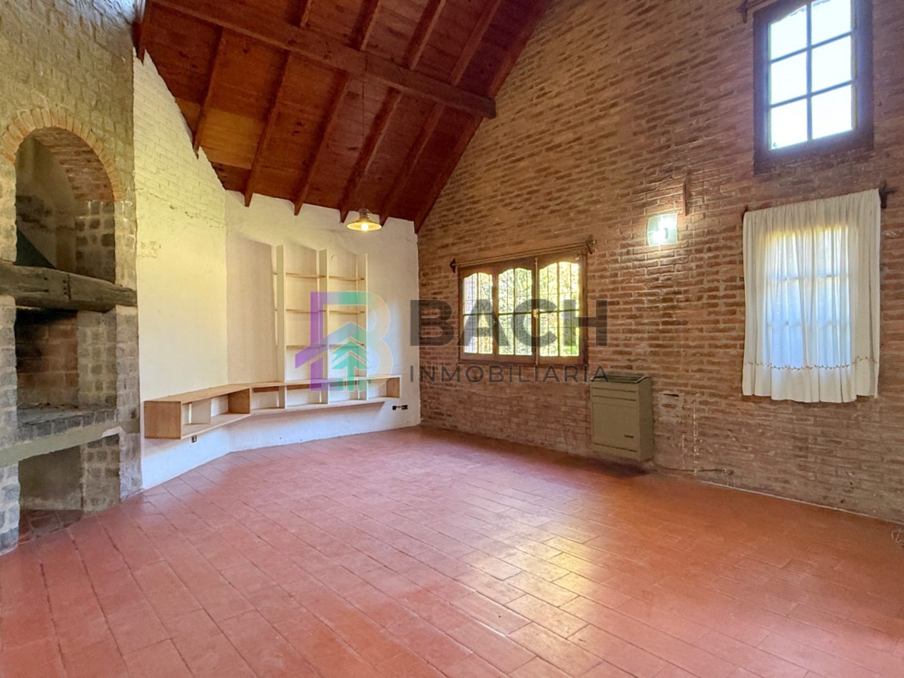 Casa a la venta en Pinamar, a metros de golf. Con 4 dormitorios, gas natural y garaje 